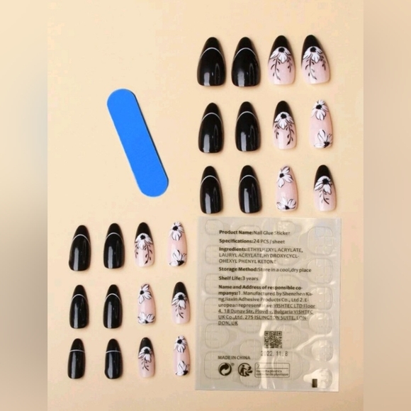 Floral design medium almond fake nail set - Picture 2 of 3